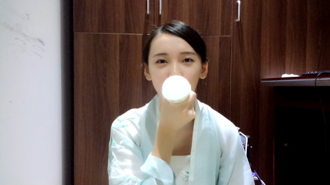 灯泡吃进嘴里到底能不能拿出来?